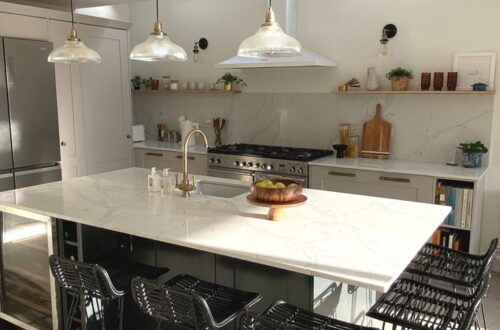 Lucie's striking kitchen with open shelves and a large kitchen island